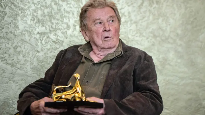 Der französische Filmemacher Jean-Marie Straub wurde 2017 auf dem 70. Filmfestival in Locarno mit einem Ehrenleoparden ausgezeichnet. Jetzt ist er mit 89 Jahren gestorben. (Foto: Urs Flueeler/KEYSTONE/dpa)