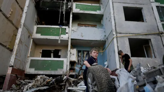 Zwei Jungen stehen in den Trümmern eines zerstörten Gebäudes in Tschernihiw. (Foto: Natacha Pisarenko/AP/dpa)