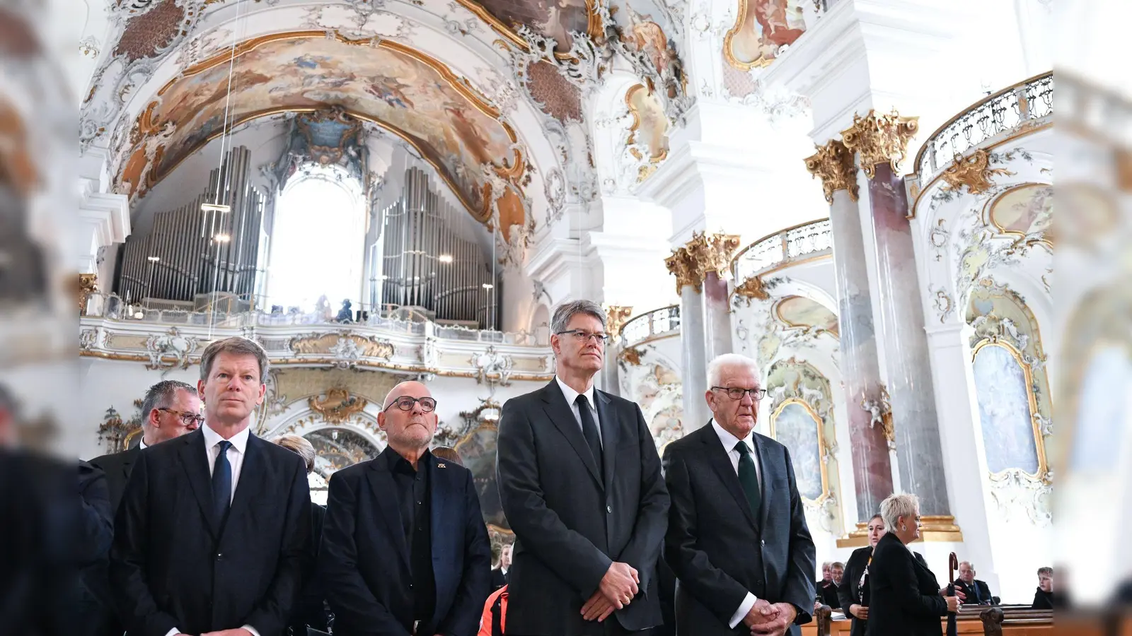 „Unsere Herzen sind voller Trauer“, sagte Schnieder in der voll besetzten Kirche Münster Unserer Lieben Frau.  (Foto: Bernd Weißbrod/dpa)