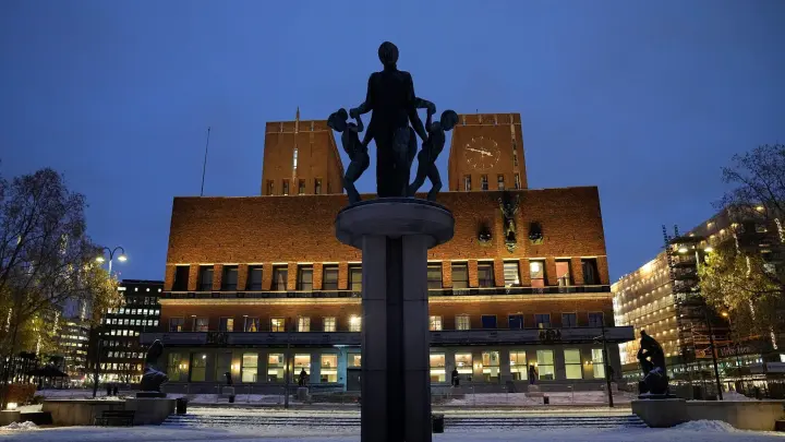 Das Osloer Rathaus, Veranstaltungsort der Friedensnobelpreisverleihung im vergangenen Jahr. Der Preis wird in Norwegen verliehen, die anderen Auszeichnungen werden in Schweden überreicht. So hat es Alfred Nobel gewollt. (Foto: Alexander Zemlianichenko/AP/dpa)