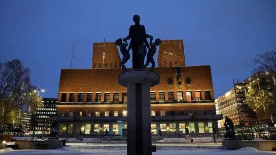 Das Osloer Rathaus, Veranstaltungsort der Friedensnobelpreisverleihung im vergangenen Jahr. Der Preis wird in Norwegen verliehen, die anderen Auszeichnungen werden in Schweden überreicht. So hat es Alfred Nobel gewollt. (Foto: Alexander Zemlianichenko/AP/dpa)