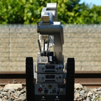 Ein Roboter ist auf dem Bahnhofsgelände im Einsatz. (Foto: Felix Kirberg/dpa)