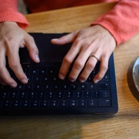„Nur kurz die IBAN eingeben“ klingt harmlos – kann aber teuer werden. Das Amtsgericht Bernau sagt: Das ist nicht automatisch ein versicherter Phishing-Fall in der Hausratpolice. (Foto: Klaus-Dietmar Gabbert/dpa/dpa-tmn)