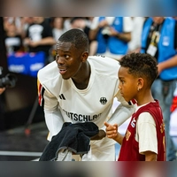 Dennis Schröder möchte die Jugend für den Basketball begeistern. (Archivfoto) (Foto: Daniel Löb/dpa)