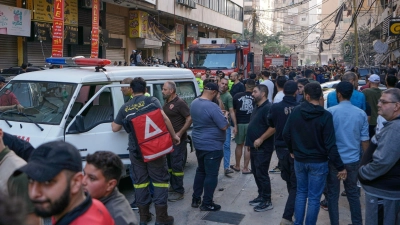 Mitarbeiter des Zivilschutzes am Ort eines israelischen Angriffs im südlichen Vorort von Beirut.  (Foto: Bilal Hussein/AP/dpa)