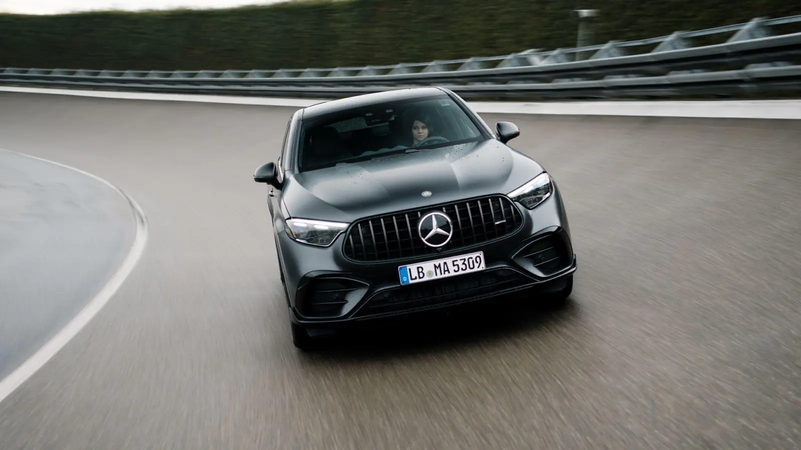 Sechszylinder-Comeback: Der neue Mercedes-AMG GLC 53 bringt einen 3-Liter-Sechszylinder zurück in die SUV-Baureihe. (Foto: Mercedes-Benz AG/dpa-tmn)