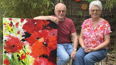Blüten auf der Leinwand und im Garten: Ab Montag, 13. Juli, präsentieren Ekkehardt und Ilse Hofmann ihre Sommerausstellung. (Foto: Lara Hausleitner)