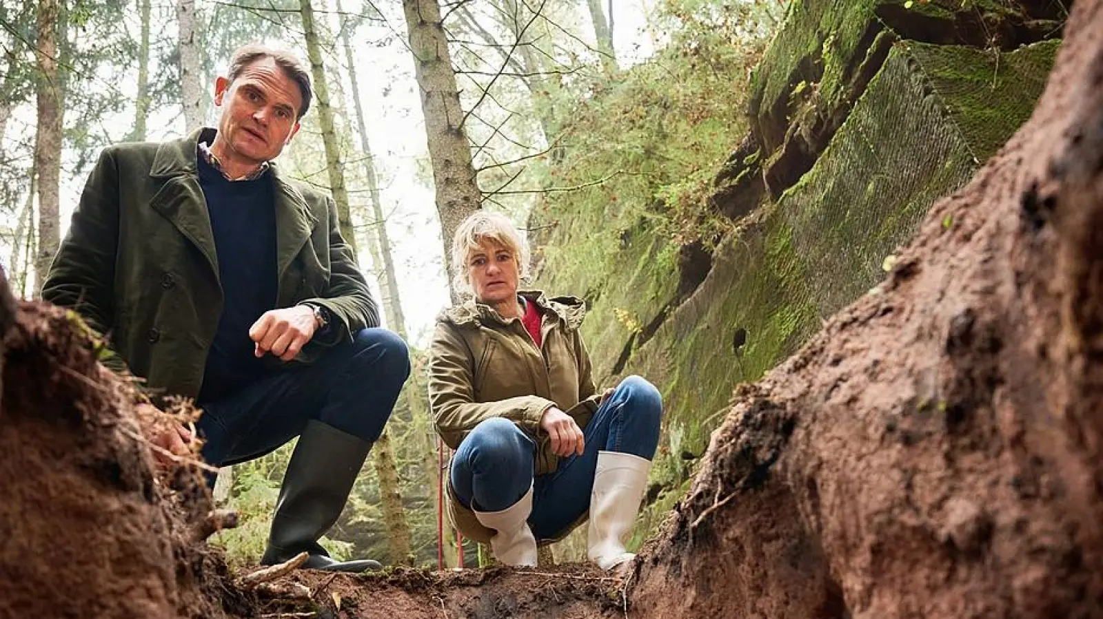 Felix Voss (Fabian Hinrichs) und Wanda Goldwasser (Eli Wasserscheid) als Ermittler beim Franken-Tatort blicken in das zwei Meter tiefe Grab eines Nürnberger Fahrradhändlers. (Foto: BR/Hager Moss Film GmbH/Bernd Schuller)