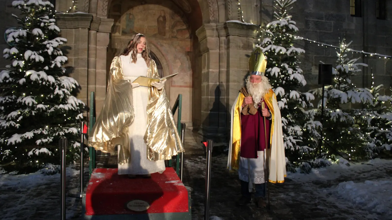 Hauptakteure am Feuchtwanger Weihnachtsmarkt sind traditionell das Christkind (im Bild Fabienne Frey) und der Nikolaus, der in diesem Jahr von Klaus Scheder dargestellt wird. (Foto: Herbert Dinkel)