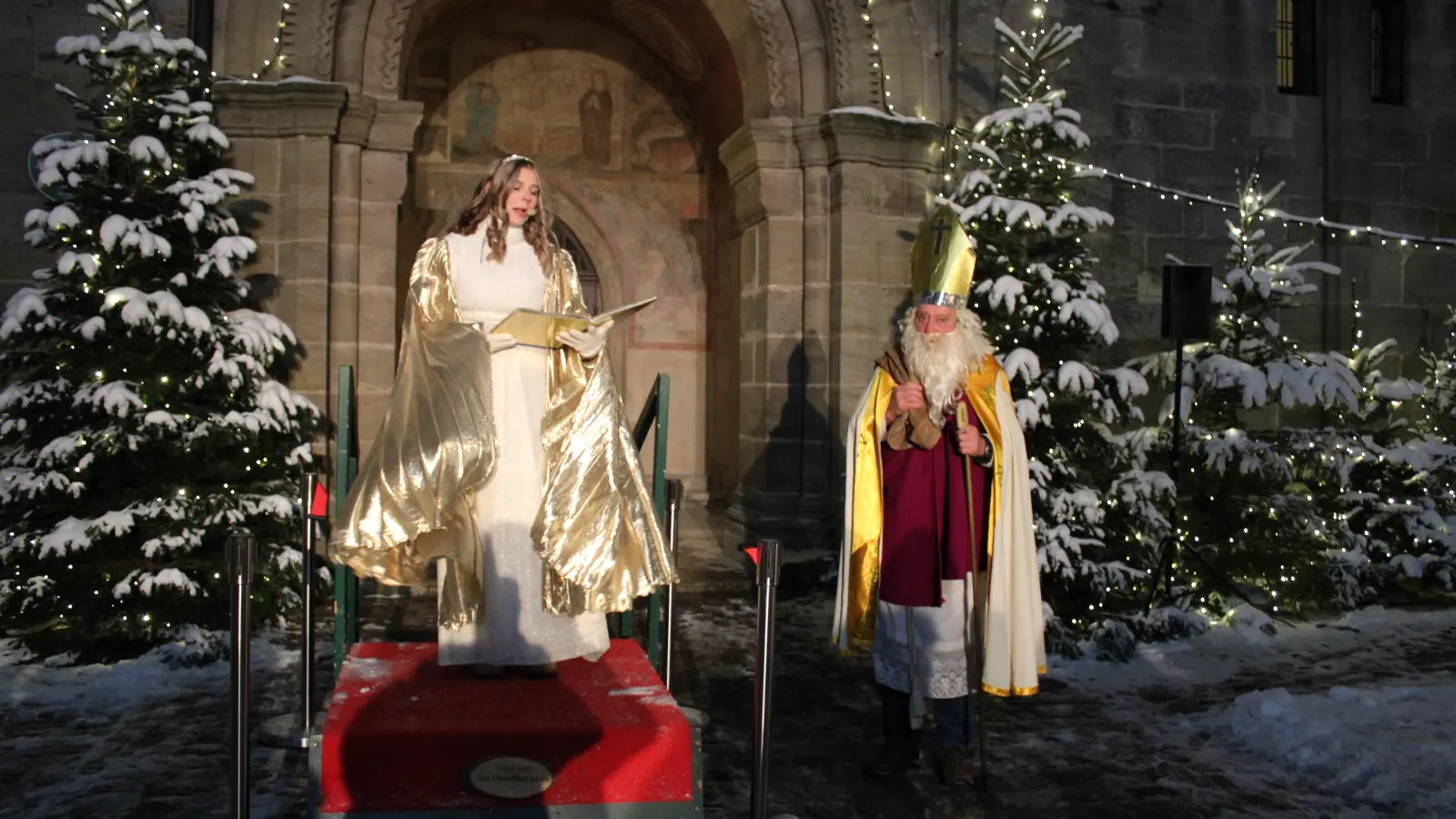 Hauptakteure am Feuchtwanger Weihnachtsmarkt sind traditionell das Christkind (im Bild Fabienne Frey) und der Nikolaus, der in diesem Jahr von Klaus Scheder dargestellt wird. (Foto: Herbert Dinkel)
