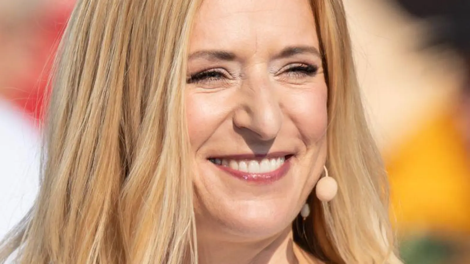 Stefanie Hertel springt in Rust für den verhinderten Stefan Mross ein.  (Foto: Silas Stein/dpa)