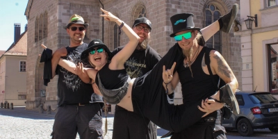 Trotz Temperaturen jenseits der 30 Grad waren die meisten Fans in der Altstadt ganz in Schwarz gekleidet. (Foto: Constantin Prosch)