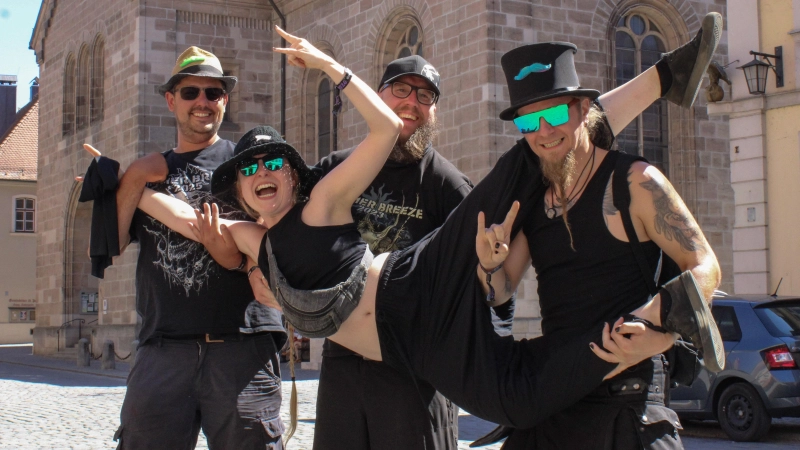 Trotz Temperaturen jenseits der 30 Grad waren die meisten Fans in der Altstadt ganz in Schwarz gekleidet. (Foto: Constantin Prosch)