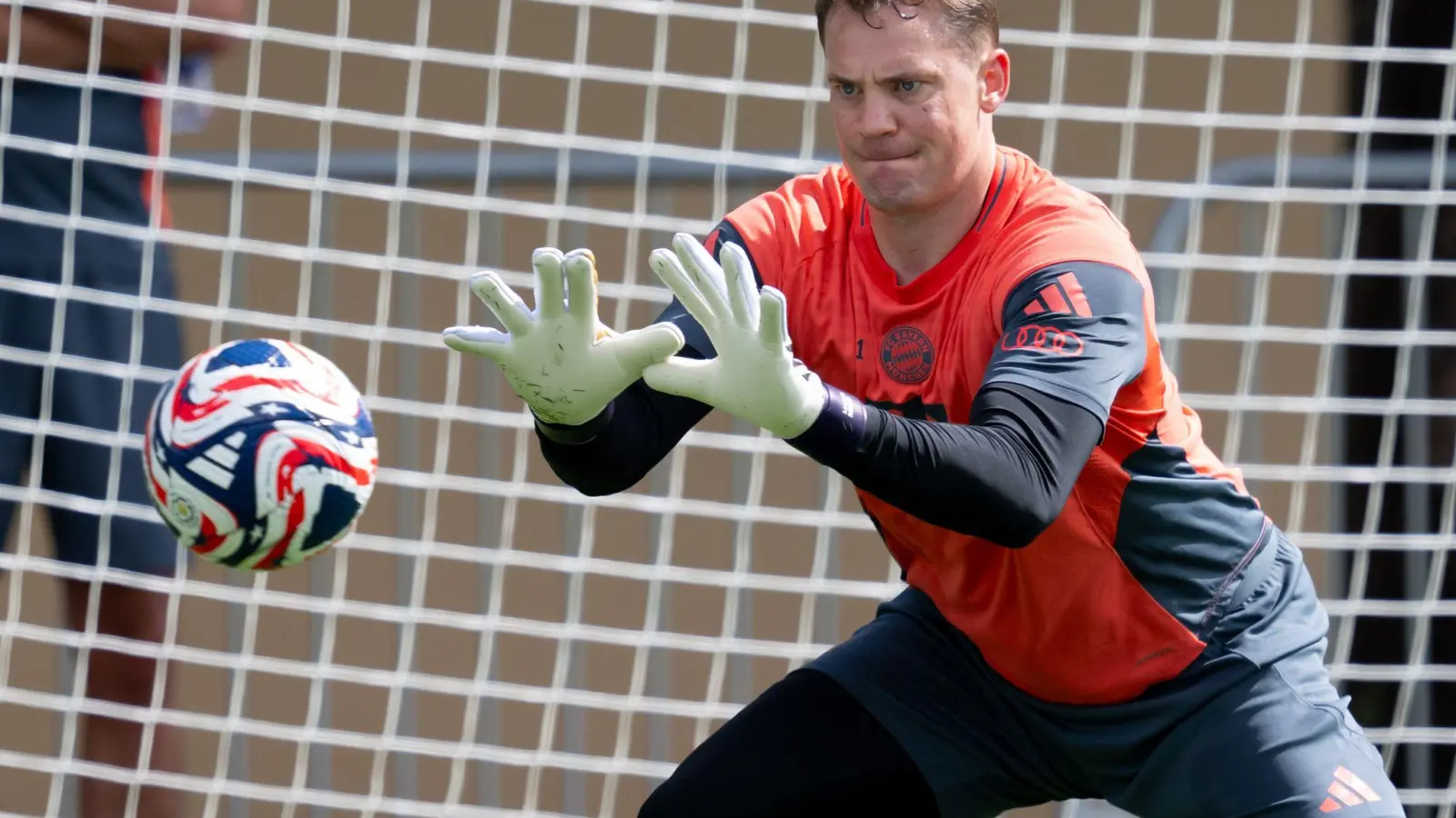 Manuel Neuer beim Torwarttraining vor der Club-WM.  (Foto: Sven Hoppe/dpa)