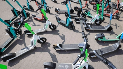E-Scooter spalten die Gemüter: Die einen nervt es, dass sie auf dem Gehweg herumstehen – die anderen finden sie ungemein praktisch, um schnell voranzukommen. (Foto: Christian Charisius/dpa/dpa-tmn)