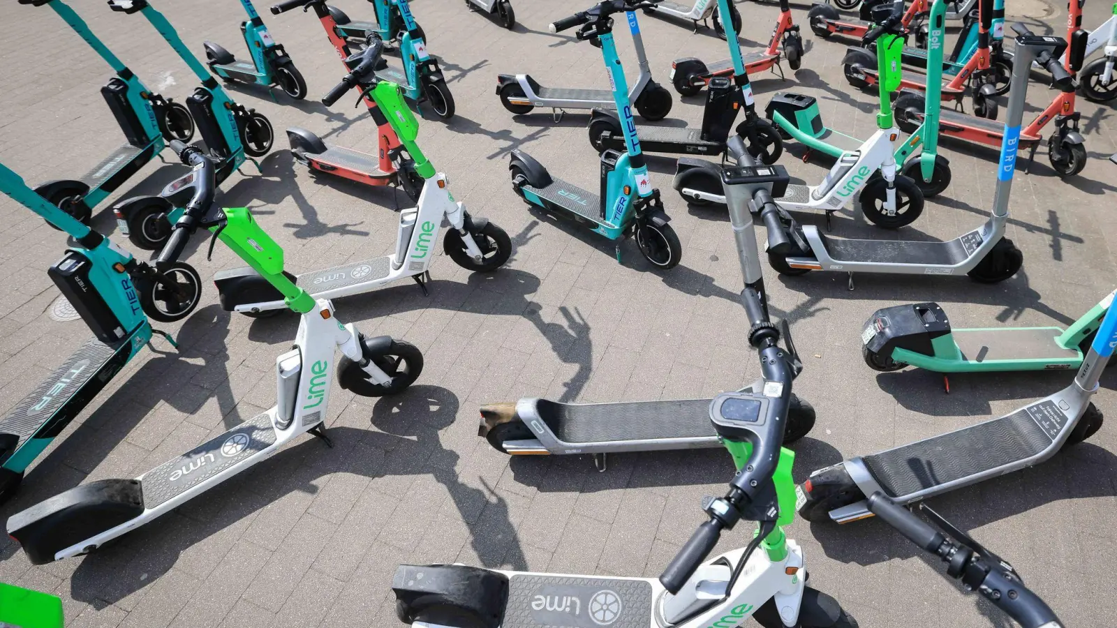 E-Scooter spalten die Gemüter: Die einen nervt es, dass sie auf dem Gehweg herumstehen – die anderen finden sie ungemein praktisch, um schnell voranzukommen. (Foto: Christian Charisius/dpa/dpa-tmn)