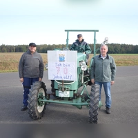 Die Haßlers vor ihrem „Reicherbacher Bulldog”: Harald (links), Hans sitzend und Cousin Leonhard (rechts) feierten am Samstag den 70. Geburtstag des Traktors. (Foto: Christa Frühwald)