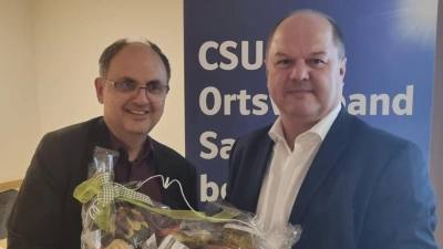 Wahlleiter Martin Günther vom CSU-Ortsverband Bechhofen (links) gratulierte Bürgermeister Bernd Meyer, der 2026 erneut antritt.<br> (Foto: Simon Kapp)