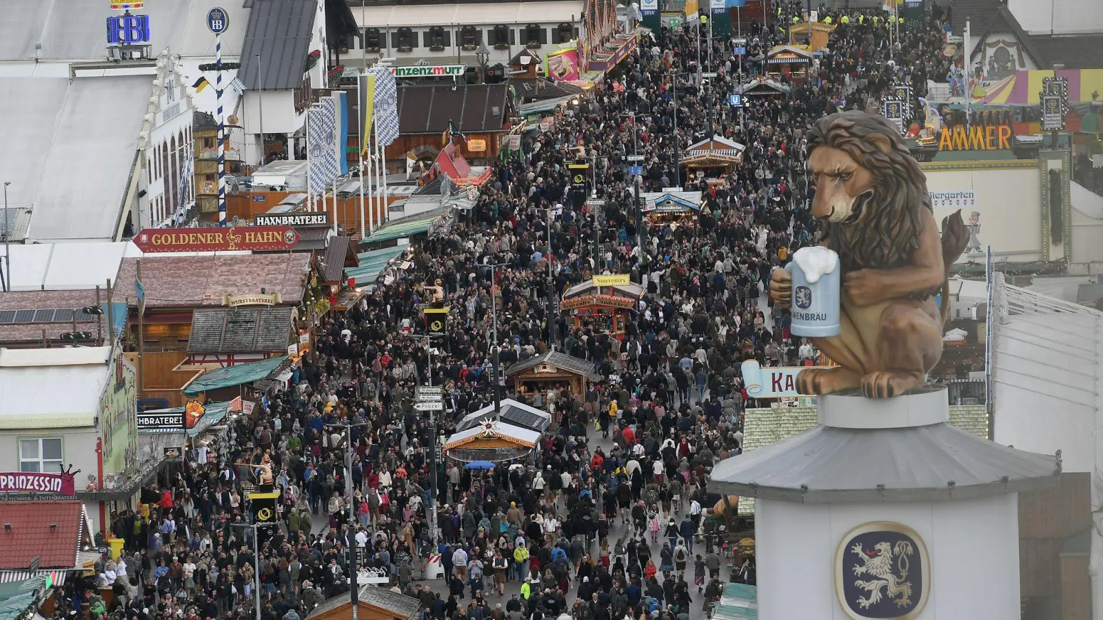 2025 musste das Wiesn-Gelände zeitweise wegen Überfüllung geschlossen werden (Archivbild).  (Foto: Felix Hörhager/dpa)