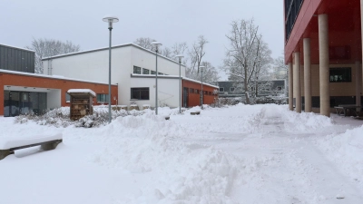 Am Montag blieben die Pausenhöfe – wie hier am Löhe-Campus in Neuendettelsau – leer. Wie es im Laufe der Woche weitergeht, ist noch offen. (Foto: Antonia Müller)