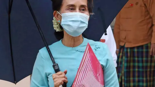 Die Friedensnobelpreisträgerin wurde wegen verschiedener angeblicher Vergehen zu mehr als 30 Jahren Haft verurteilt und sitzt im Gefängnis: Aung San Suu Kyi. (Foto: Aung Shine Oo/AP/dpa)