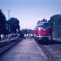 Der Jubiläumssonderzug mit der Schnellzug-Diesellok V200 002 des DB-Museums im Bahnhof Bad Windsheim am 15. Juni 1986. Der Bahnhof existiert noch, die Lok nicht mehr. Sie wurde Opfer des Großbrands im Museumsdepot in Nürnberg. (Foto: Foto: Herbert Hirschlach )
