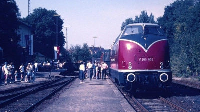 Der Jubiläumssonderzug mit der Schnellzug-Diesellok V200 002 des DB-Museums im Bahnhof Bad Windsheim am 15. Juni 1986. Der Bahnhof existiert noch, die Lok nicht mehr. Sie wurde Opfer des Großbrands im Museumsdepot in Nürnberg. (Foto: Foto: Herbert Hirschlach )