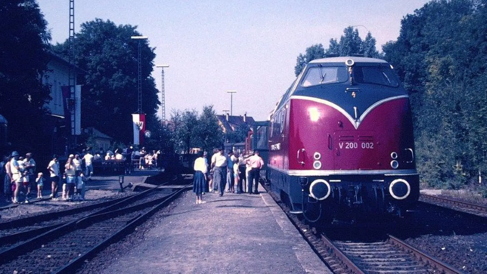 Der Jubiläumssonderzug mit der Schnellzug-Diesellok V200 002 des DB-Museums im Bahnhof Bad Windsheim am 15. Juni 1986. Der Bahnhof existiert noch, die Lok nicht mehr. Sie wurde Opfer des Großbrands im Museumsdepot in Nürnberg. (Foto: Foto: Herbert Hirschlach )