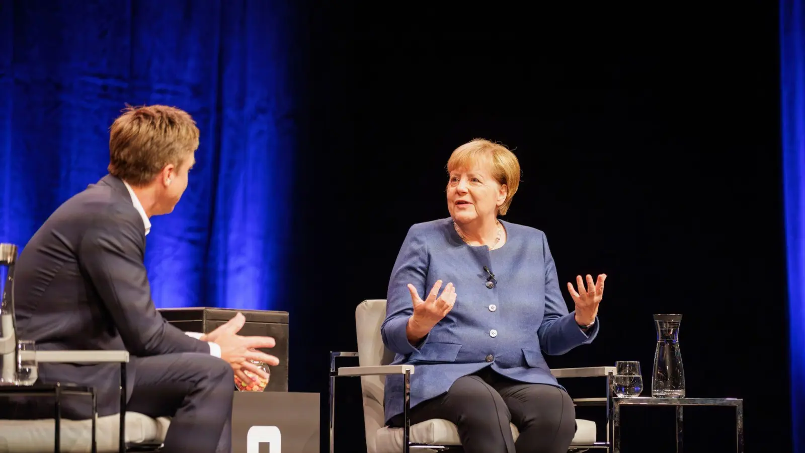 So viel Lob für Merz hatte Merkel schon lange nicht mehr übrig. (Foto: Gordon Welters/DER SPIEGEL/dpa)