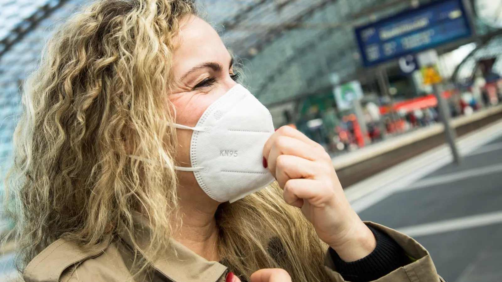 Wer etwa auf Reisen lange Zeit eine FFP2-Maske trägt, sollte der Haut darunter Aufmerksamkeit schenken. (Foto: Christin Klose/dpa-tmn)