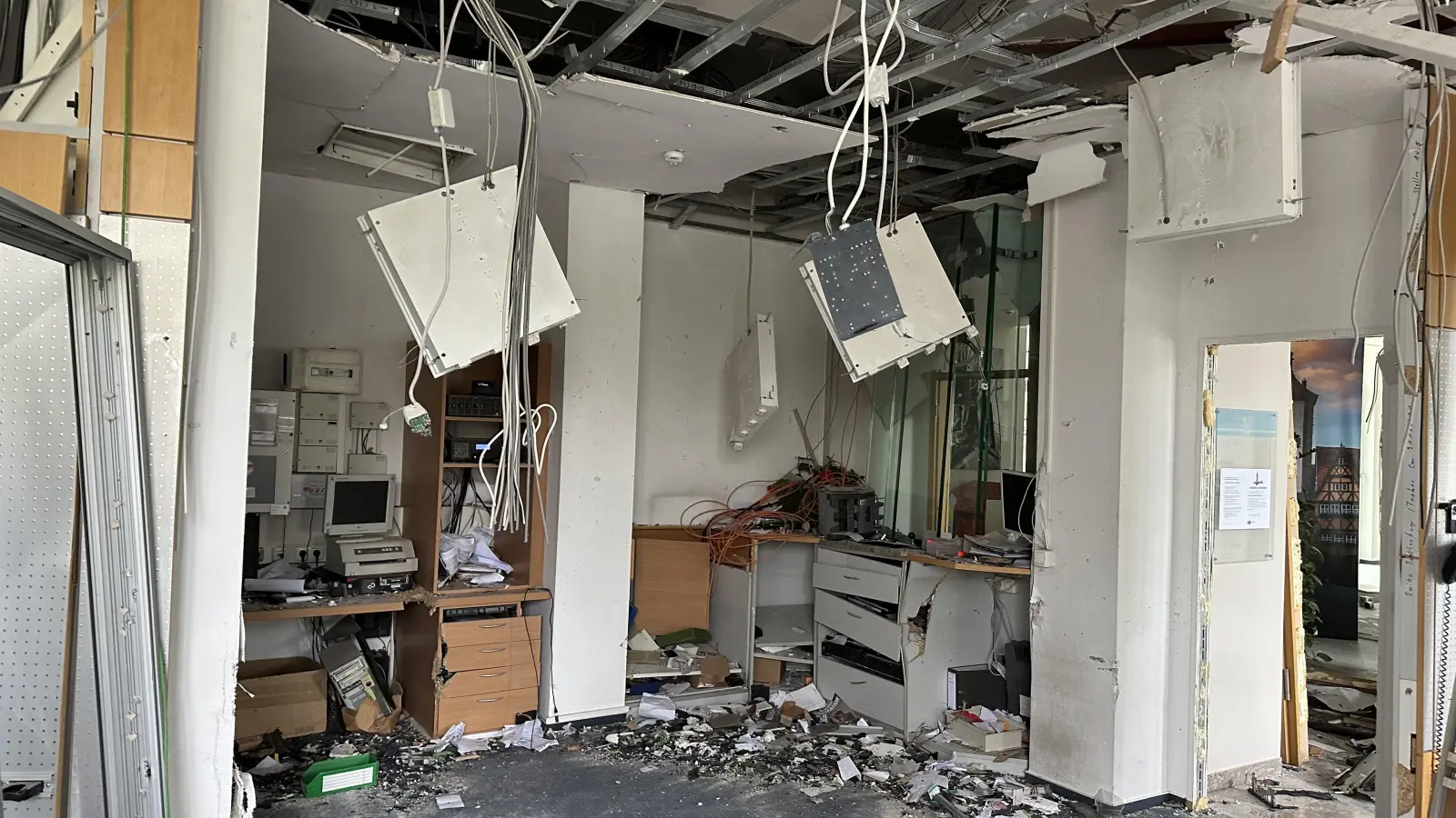 Bei dem Sprengstoffanschlag auf eine Bank-Filiale in Rothenburg wurden auch die angrenzenden Räume verwüstet. (Foto: VR-Bank Mittelfranken Mitte)
