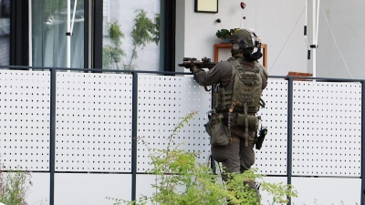 Nach dem Vorfall waren auch Spezialkräfte der Polizei im Einsatz.  (Foto: Ralf Hettler/dpa)
