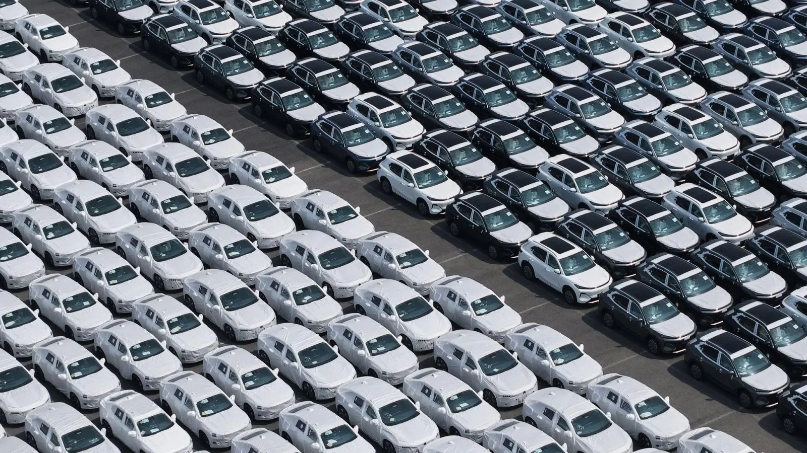 Für den Export bestimmte Autos im Hafen von Shanghai. (Symbolbild) (Foto: Uncredited/CHINATOPIX via AP/dpa)