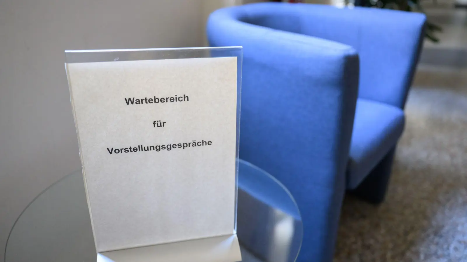 Bewerbungen werden inzwischen oft mit Hilfe von Künstlicher Intelligenz geschrieben - und teilweise sogar entschieden (Symbolbild).  (Foto: Julian Stratenschulte/dpa)