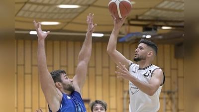 Nour Jenniat (rechts, gegen den Neumarkter Alexander Raum) war mit 25 Punkten der erfolgreichste Werfer des TTV Neustadt. (Foto: Martin Rügner)