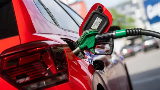Die Preise für Benzin und Diesel sind im Juli wieder etwas gesunken. (Foto: Christophe Gateau/dpa)
