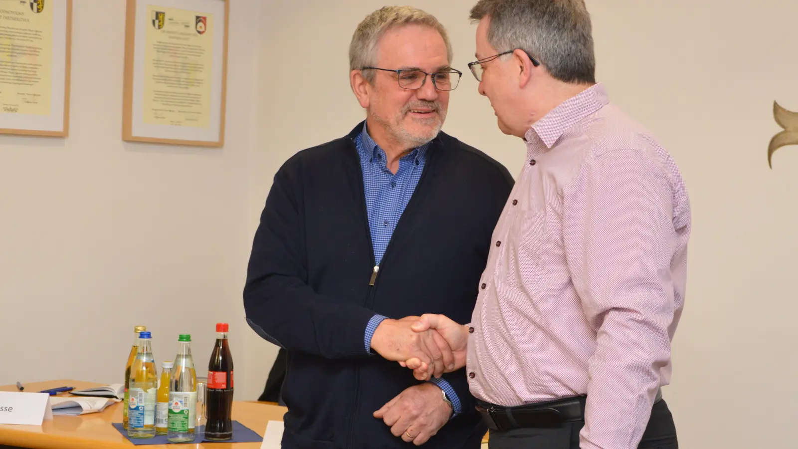Bürgermeister Wolfgang Lampe (rechts) gratulierte Uwe Strebel nach der Vereidigung zum neuen Amt. (Foto: Johannes Zimmermann)