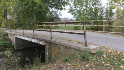 Gefährlicher Weg über die Aisch: Gleich drei Brücken im Ipsheimer Ortsteil Oberndorf müssen erneuert werden. (Foto: Alexander Rausch)