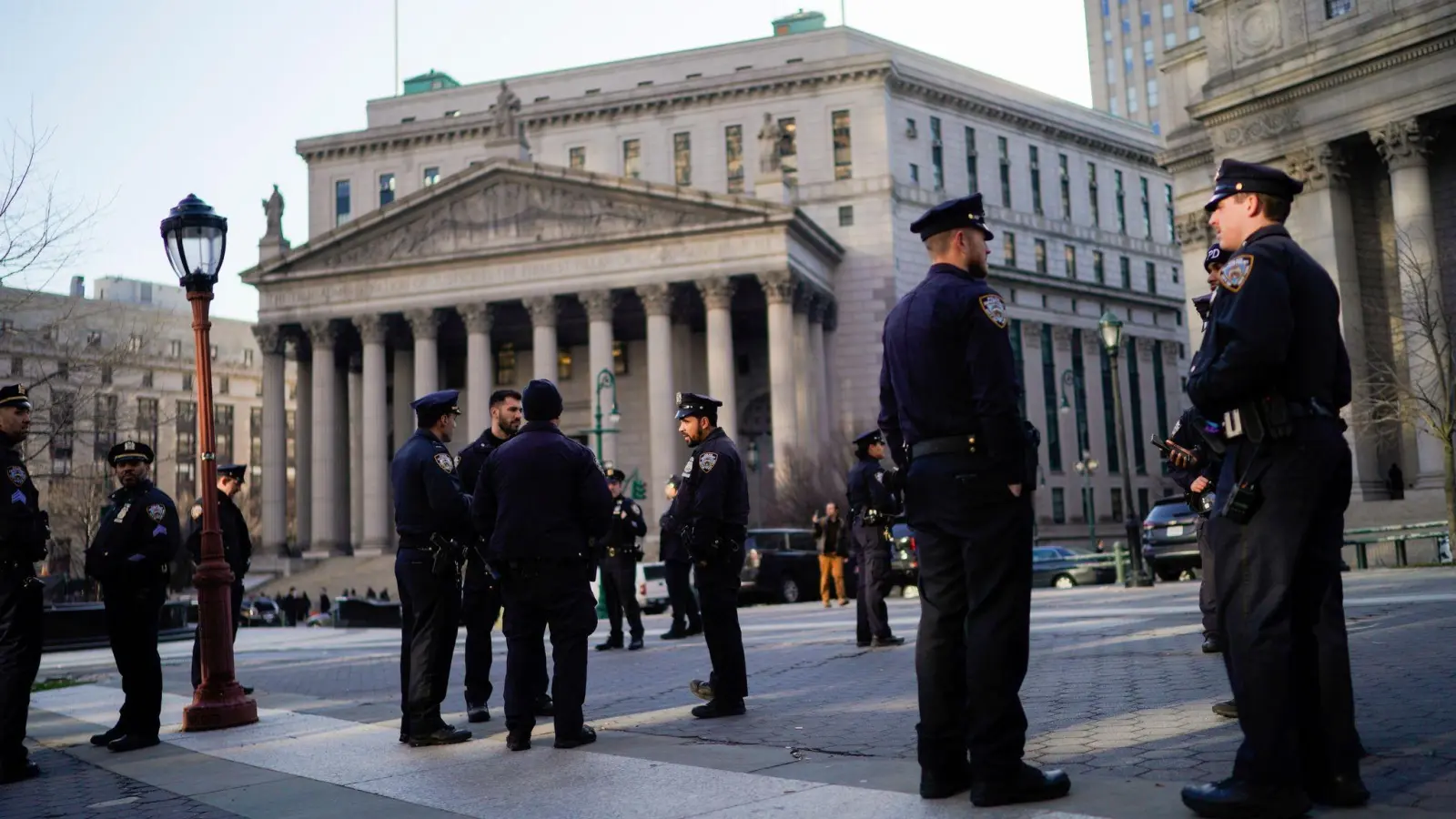 Polizisten warten vor dem Gerichtsgebäude in New York. Eine Anklage gegen Donald Trump erscheint immer wahrscheinlicher und wird zeitnah erwartet. (Foto: Eduardo Munoz Alvarez/AP/dpa)
