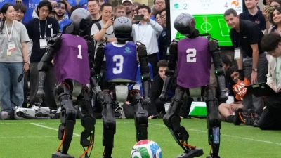 Humanoide Roboter spielen schon lange Fußball wie hier beim RoboCup 2026. Forschende nutzen den Sport, um Wahrnehmung und Steuerung der Maschinen zu verbessern. (Symbolbild) (Foto: Ahn Young-joon/AP/dpa)