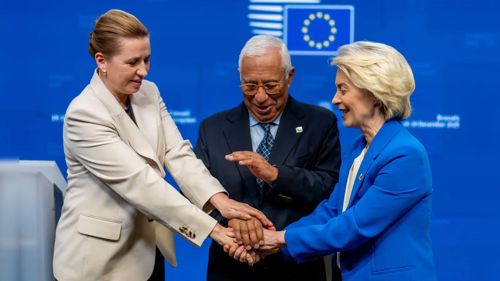 Feiern den Kompromiss: Dänemarks Regierungschefin Mette Frederiksen, EU-Ratspräsident António Costa und Kommissionschefin Ursula von der Leyen. (Foto: Michael Kappeler/dpa)