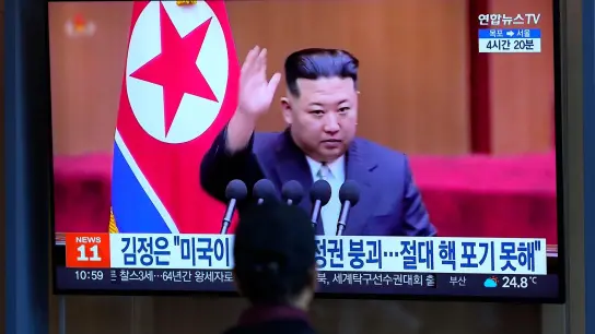 Nordkoreas Machthaber Kim Jong-un: Das Land hat ein Gesetz zur staatlichen Atompolitik verabschiedet, das den Einsatz von Atomwaffen für den Fall eines drohenden Angriffs vorsieht. (Foto: Lee Jin-Man/AP/dpa)