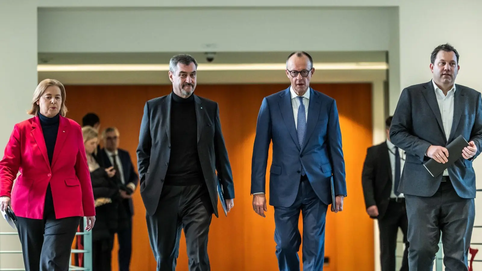 Die vier Parteivorsitzenden von CDU, CSU und SPD werden die Ergebnisse des Koalitionsausschusses im Garten des Kanzleramts vorstellen. (Archivbild) (Foto: Michael Kappeler/dpa)