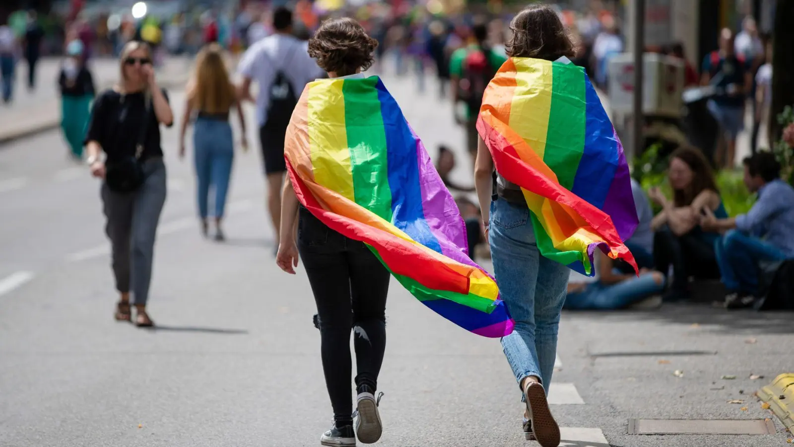 Regenbogenfamilien: Familien, in denen ein gleichgeschlechtliches Paar mit minderjährigen Kindern in einem Haushalt zusammenlebt. (Archivbild) (Foto: Christoph Schmidt/dpa)