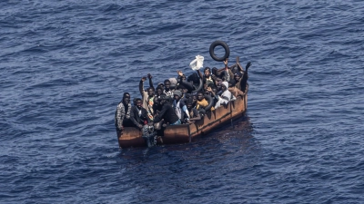 Migranten sind auf dem Weg von der Nordküste Afrikas zur italienischen Insel Lampedusa (Archivbild). Grünen-Innenpolitiker Pahlke plädiert für den Einsatz der Bundespolizei zur Seenotrettung im Mittelmeer. (Foto: Oliver Weiken/dpa)