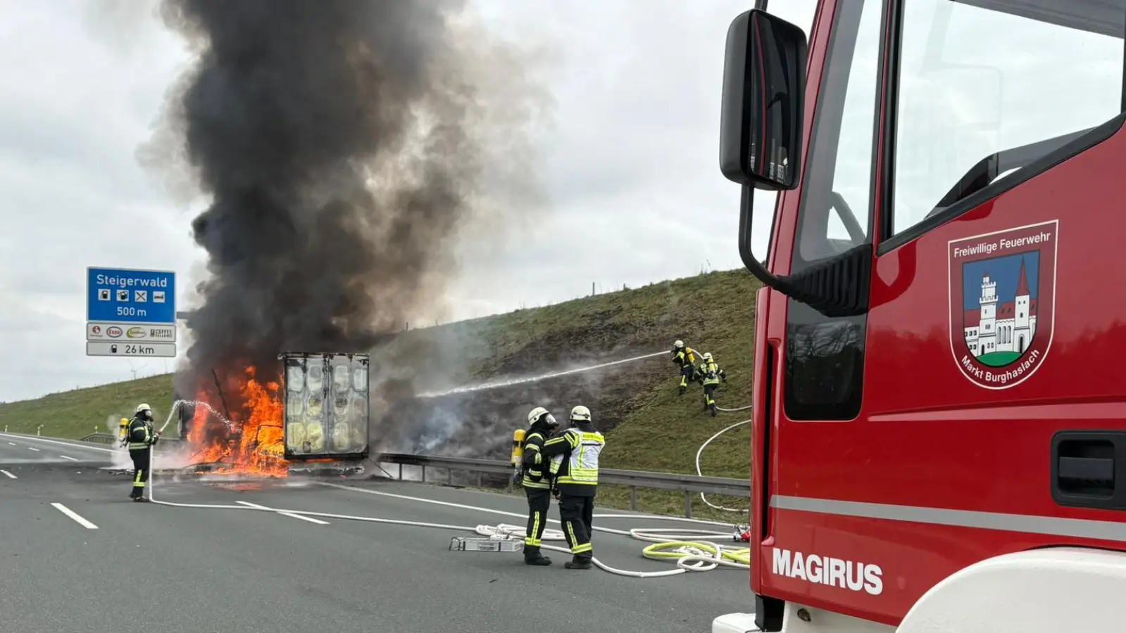 Die Feuerwehr Burghaslach hatte einen Einsatz auf der A3: Ein Lastwagen brannte lichterloh. (Foto: Feuerwehr Burghaslach)