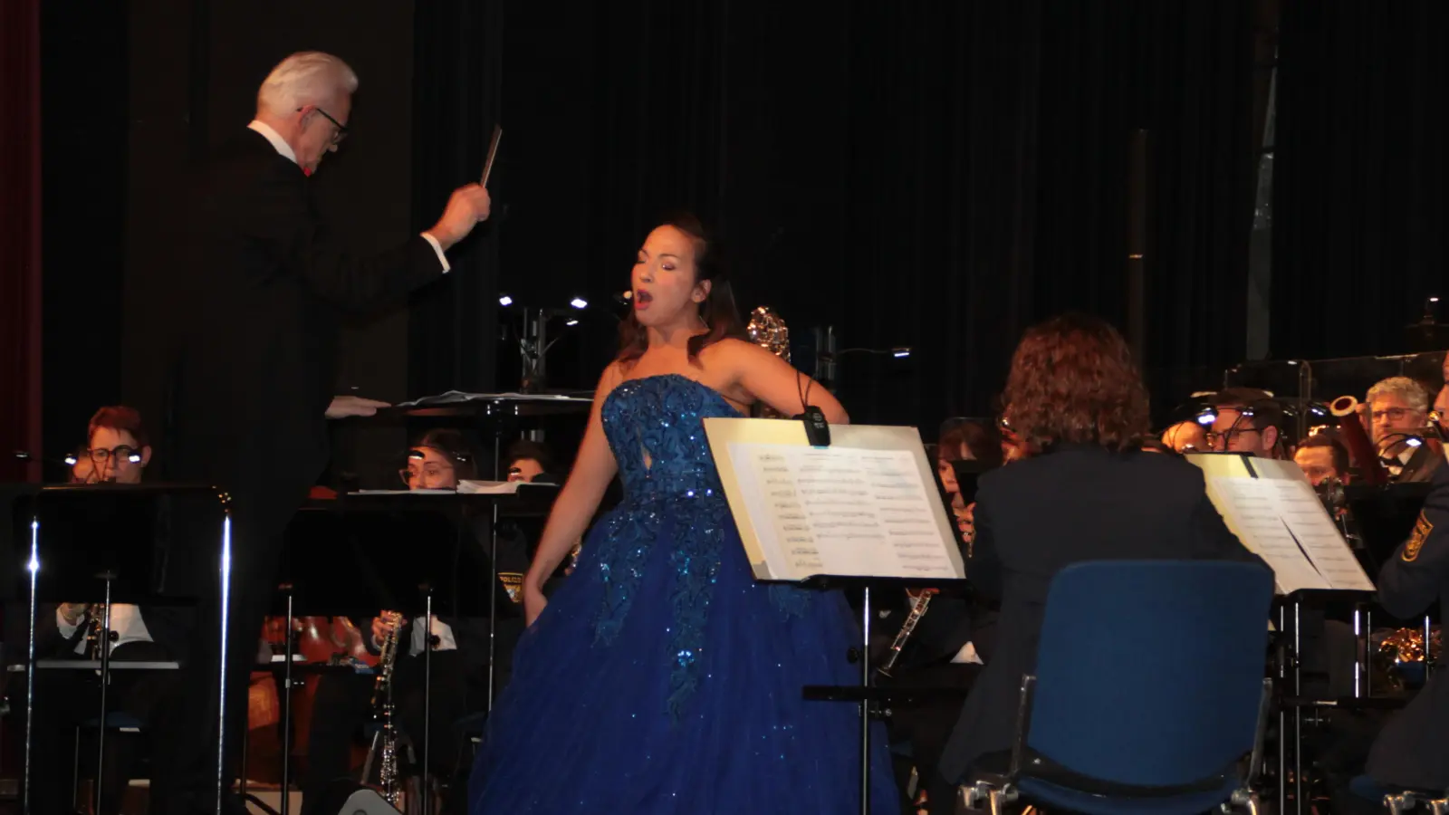 Caroline Adler und das Bayerische Polizeiorchester begeisterten das Publikum. (Foto: Hans-Bernd Glanz)