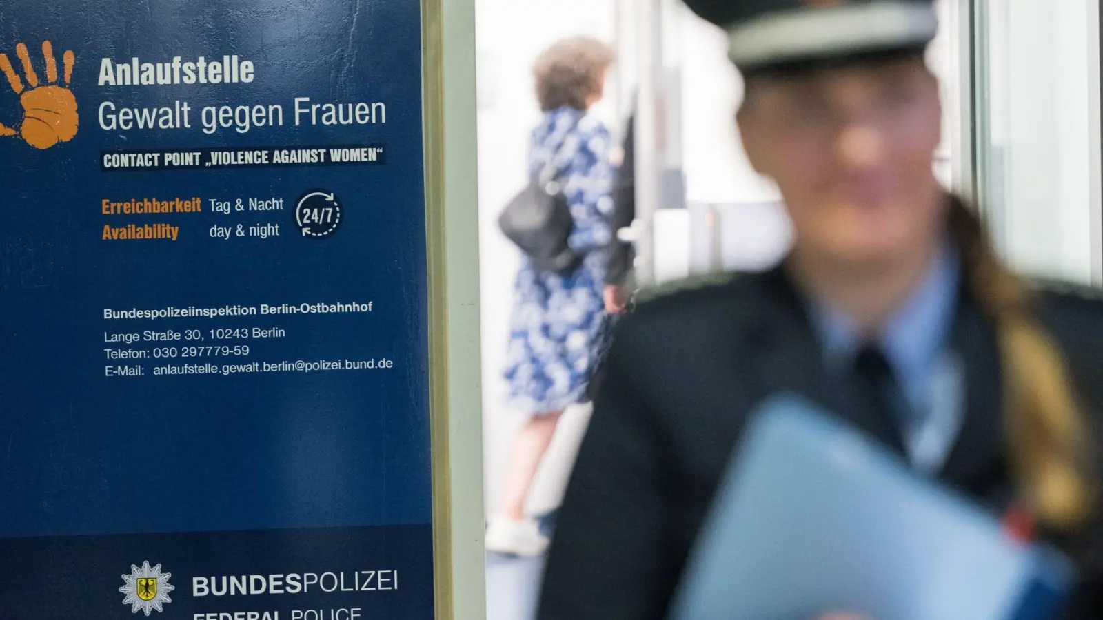Bei der Anlaufstelle am Berliner Ostbahnhof sollen Frauen, die Opfer von Gewalt geworden sind, Beratung und Unterstützung erhalten können - in einer besonders vertrauenerweckenden Atmosphäre. (Archivfoto) (Foto: Sebastian Gollnow/dpa)