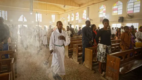 Eine Kirche in Nigeria (Archivbild). Der Norden des westafrikanischen Landes ist überwiegend muslimisch geprägt, der Süden dagegen überwiegend christlich. (Foto: Ben Curtis/AP/dpa)