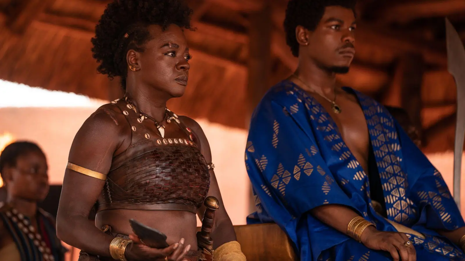 Viola Davis (l) als Nanisca und John Boyega als King Ghezo in einer Szene des Films &quot;The Woman King&quot;. (Foto: Ilze Kitshoff/Sony Pictures /dpa)